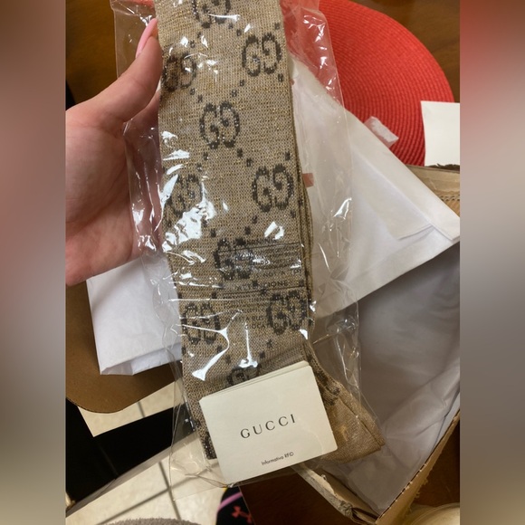 gucci crew - worn once and dry cleaned - Picture 3 of 3